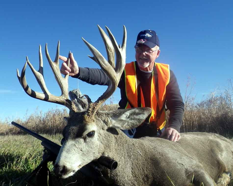 elk hunting, mule deer hunting, elk hunt wyoming, deer hunt wyoming, hunt wyoming private ranches, trophy mule deer, trophy elk, guided hunt wyo